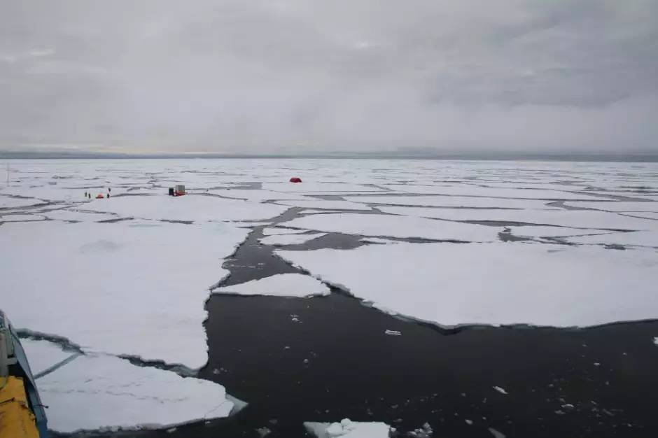 pic1_整块海冰破碎后的景象.jpg