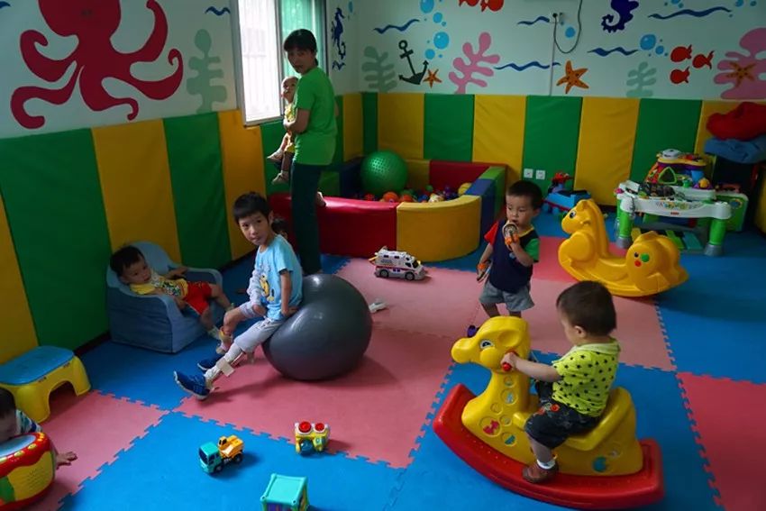pic3_五彩斑斓的休息区，一个阿姨在看顾孩子 （拍摄：孙杨）.jpg